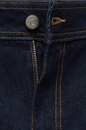 Jean wide bleu foncé de MANGO, avec bouton et fermeture éclair argentés.