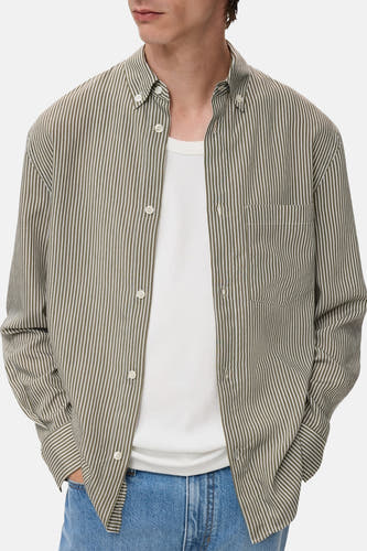 T-shirt kaki à manches longues de MANGO, avec un motif rayé et une poche poitrine.
