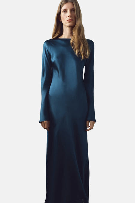 Robe bleue avec des manches courtes de MANGO, faite de tissu brillant et de longues manches.