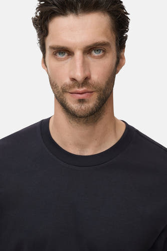 T-shirt noir à manches longues de MANGO, gros plan sur l'avant sur un modèle masculin.