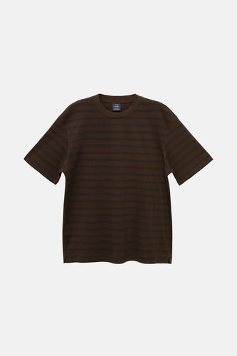 Bruin gestreept T-shirt.
