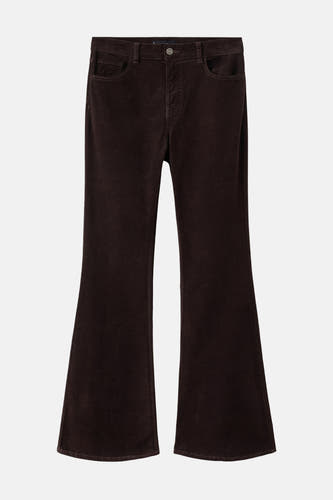 Pantalon marron de MANGO, avec une jambe qui s'étend et des poches à l'avant, contre un fond blanc.