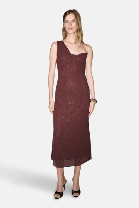 T-shirt Bordeaux à manches longues de MANGO, avec une ligne d'épaule unique et des talons hauts.