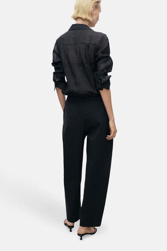 Pantalon noir de MANGO, avec une ceinture élastique, vu de l'arrière.