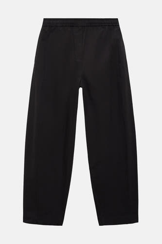 Pantalon noir de MANGO, avec des jambes larges et une ceinture élastique.