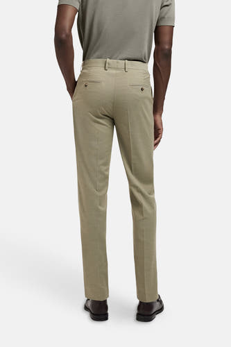 Pantalon de costume vert de MANGO, vu vu d derrière, avec un motif uni et des chaussures marron.