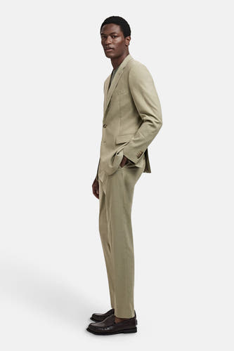 Pantalon de costume vert de MANGOANGO, avec une texture texture l, combiné avec un colbert et des loafers en cuir.