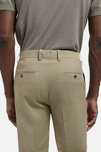 Pantalon de costume vert de MANGOANGO, avec détailsets sur sur les ar ar ar portéé un un-shirt vert.