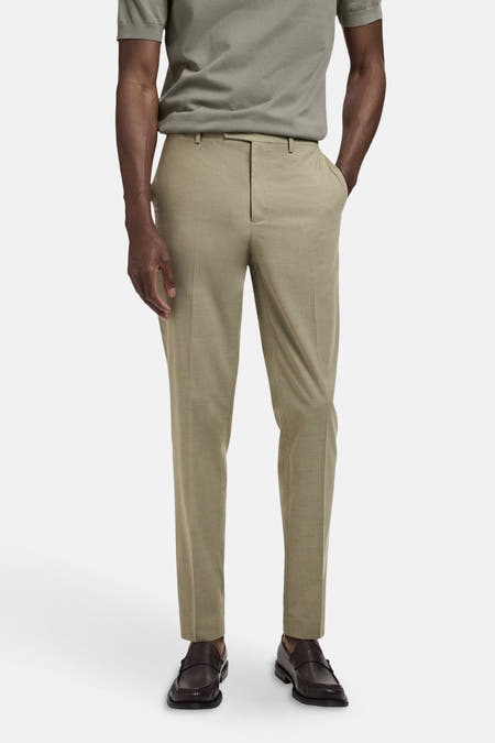 Pantalon de costume vert MANGO, avec des plis subtils et des loafers en cuir marron.