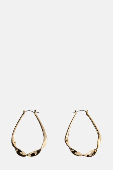 Boucles d'oreilles en or de MANGO, avec une conception tournée.