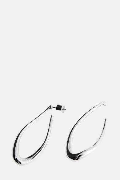 Boucles d'oreilles en argent de MANGO, avec un design épuré et une finition argentée.