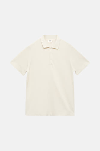Polo écru à manches courtes de MANGO, avec une texture rayée subtile et un col classique.