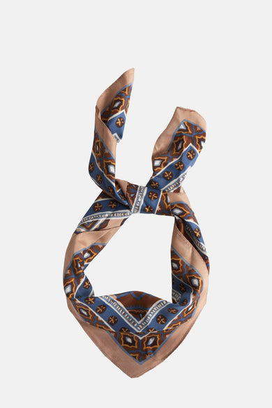 Écharpe multicolore de MANGO, avec un motif à la paisley en bleu, marron et beige.