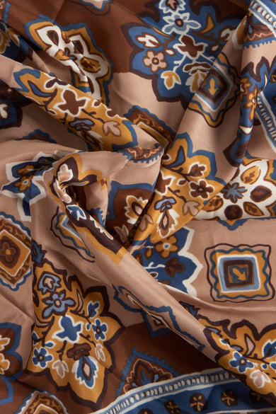 Multikleurige sjaal van MANGO, met een paisley-achtig patroon en geplooide textuur.
