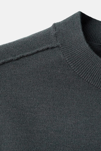 T-shirt gris MANGO, gros plan sur la ligne du col avec des fines rayures et des détails de épaules.