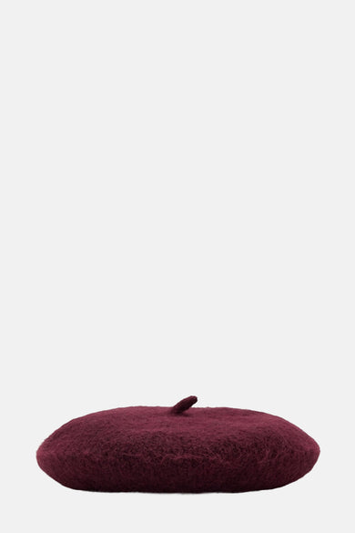Chapeau rouge de MANGO, avec une douce texture en fourrure.