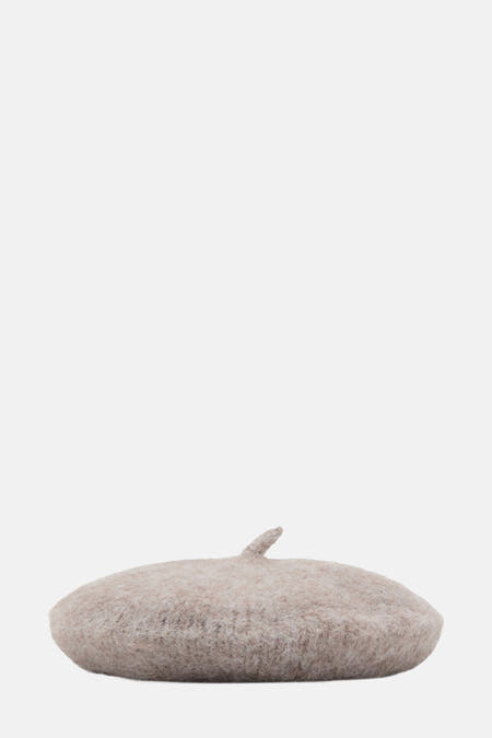 Chapeau brun de MANGO, avec une texture cotonneuse et une forme classique de béret.