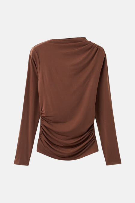 T-shirt marron à manches longues de MANGO, avec des détails pliés sur les côtés.