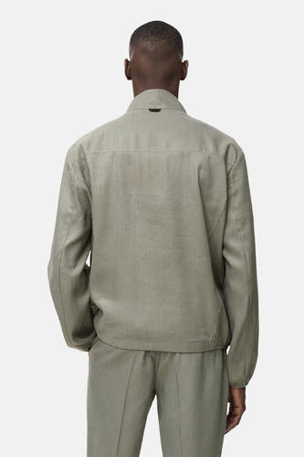 Manteau vert court MANGO, vu de derrièrerière avec un design design et une texture subtile.