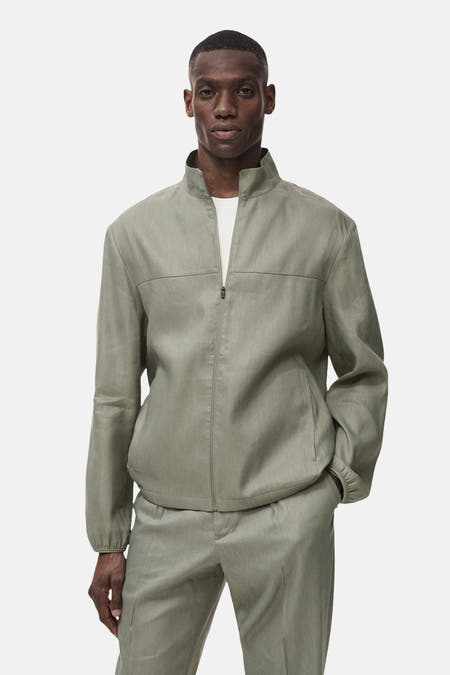 Manteau court vert de MANGO, avec fermeture à glissière et coupe structurée.