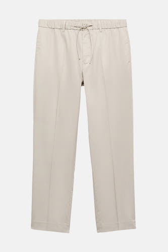 Pantalon écru de MANGO avec cordon à la taille et jambes droites.