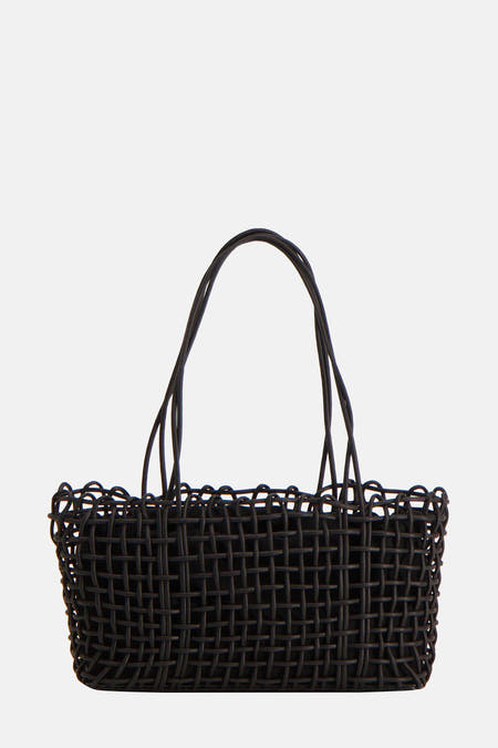 Sac à main noir de Mango avec un design tissé et des anses.