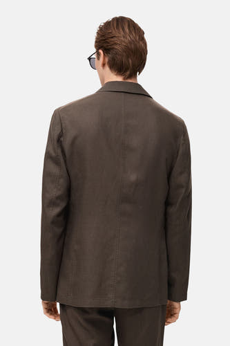 Blazer marron de MANGO, vu d'arrièrerière avec une texture subtile et une ligne d'épaule légère.