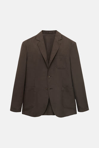 Blazer marron de MANGO, avec col revers, longues manches et poches à l'avant.