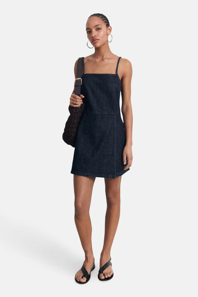 Combinaison de denim bleu marine MANGO, avec des bretelles spaghetti et une sacoche crossbody.
