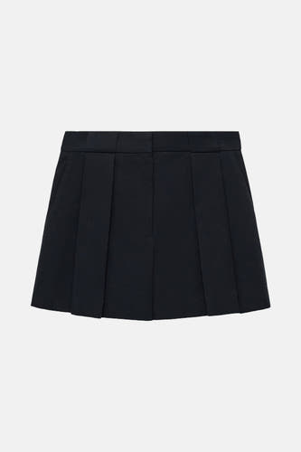 Zwarte bermuda van MANGO, met plooien en zakken aan de zijkant.