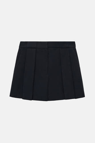 Shorts noirs de MANGO, avec plis et poches, sur un fond blanc.