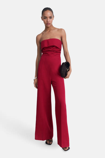 Combinaison rouge MANGO avec un design sans bretelles et des manches larges.