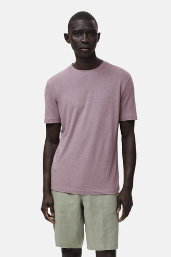 T-shirt violet à manches courtes de MANGO, porté avec des shorts en lin verts.
