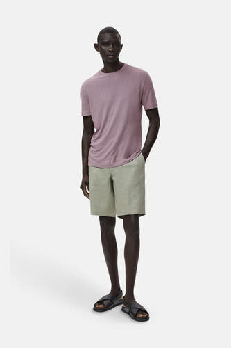 T-shirt par ble avec manches courtes de MANGO, porté avec des shorts kaki et des sandales noires.