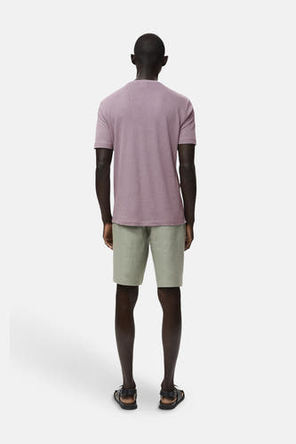 T-shirt bleu marine à manches courtes de MANGO, avec un design uni, porté avec une short et des sandales, vue arrière.