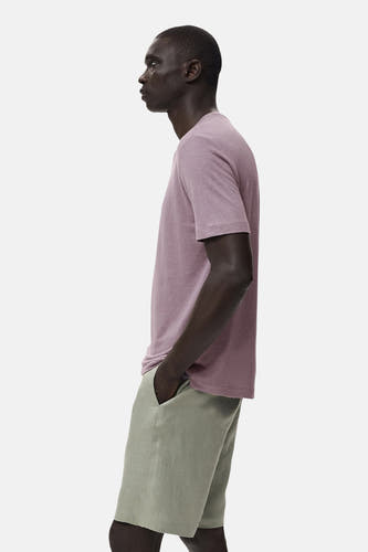 T-shirt violet à manches courtes de MANGO, porté avec des shorts olive, vue latérale.