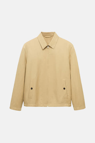Manteau court beige de MANGO avec fermeture éclair et poches brodées.