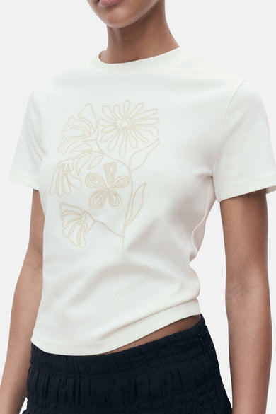 T-shirt écru à manches courtes de MANGO, avec une image de fleurs sur la partie avant.