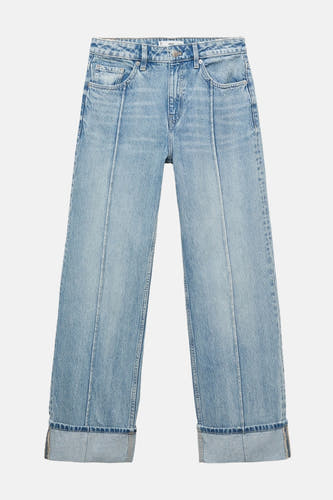 Jean droit bleu clair de MANGO, avec des coutures verticales à l'avant et des poches rabattues.