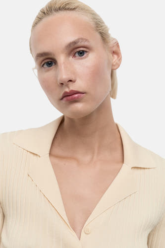 Cardigan jaune de MANGO, avec une texture côtelée et un col revers.