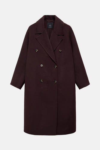 Manteau de couleur bordeaux de MANGO avec une double rangée de boutons et un col classique.