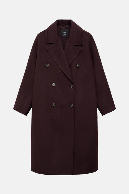 Manteau de couleur bordeaux de MANGO avec une double rangée de boutons et un col classique.