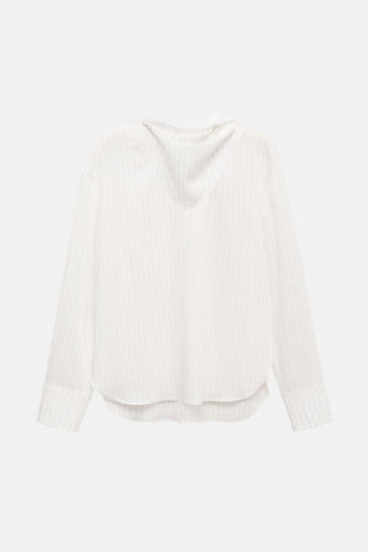 Blouse blanche à longues manches de MANGO, avec des rayures verticales subtiles et une découpe en V à l'arrière.