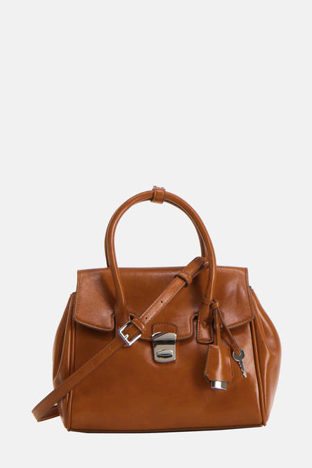 Sac à main marron de MANGO avec fermeture, poche et et et un porte-clés sur le côté.