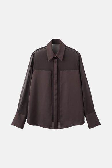Chemise brune à manches longues de MANGO, avec un col ouvert et une fermeture à boutons.