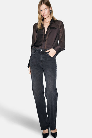 Bruin, doorschijnend hemd met lange mouwen van MANGO, gedragen met een donkere jeans en zwarte pumps.