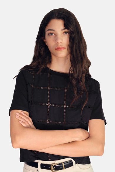 T-shirt noir à manches courtes de Mango, avec un détail de bordure rayée sur la poitrine.