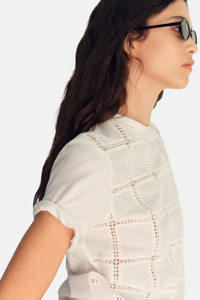 T-shirt blanc à manches courtes de MANGO, avec des détails de perforation carrée.