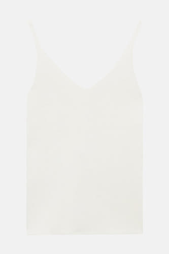 T-shirt blanc de MANGO, avec des fineres fines et un col V.