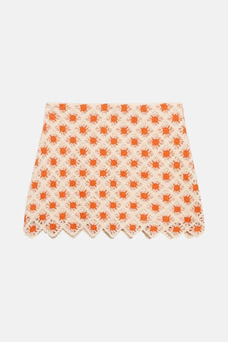 Jupe courte multicolore de MANGO, avec un motif de fleur tricoté et une bordure sculptée.